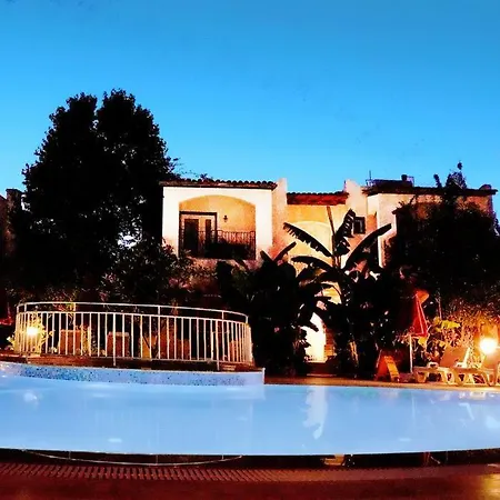 Nergis アパートホテル 4*